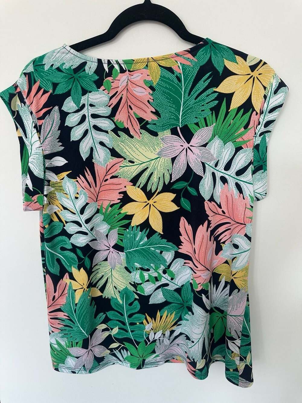 Jaclyn Smith Collection Women's Tropical Leaf Print Short Sleeve Knot Front T-Sh - Picture 2 of 3